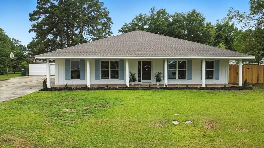611 E Lakeshore Dr, Carriere, MS 39426 - Image #2