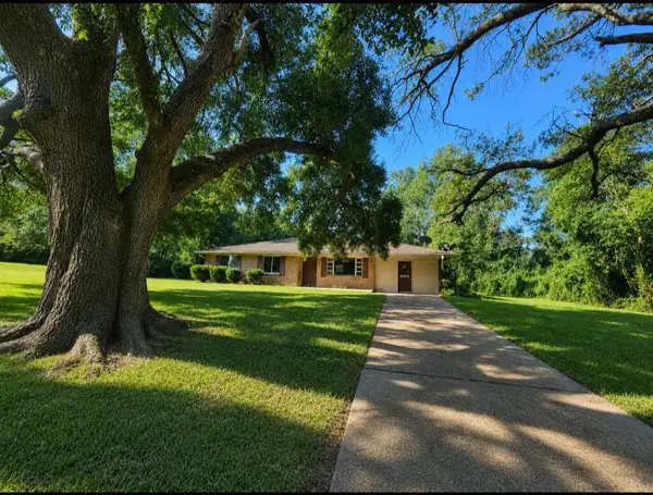 907 Hinton Ave, Lumberton, MS 39455