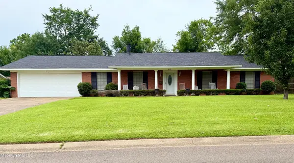 1842 Lake Trace Drive, Jackson, MS 39211