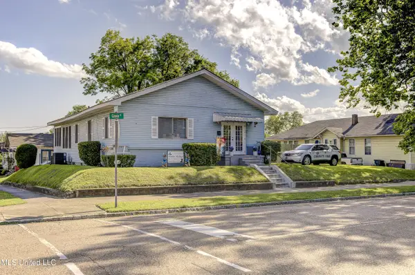 1222 Grove St Street, Vicksburg, MS 39183