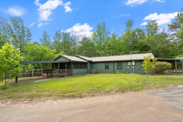 135 Red Bird Cove, Batesville, MS 38606