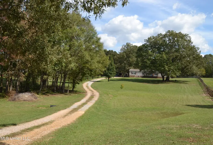 390 Cross Creek Cove, Byhalia, MS 38611 - Image #2