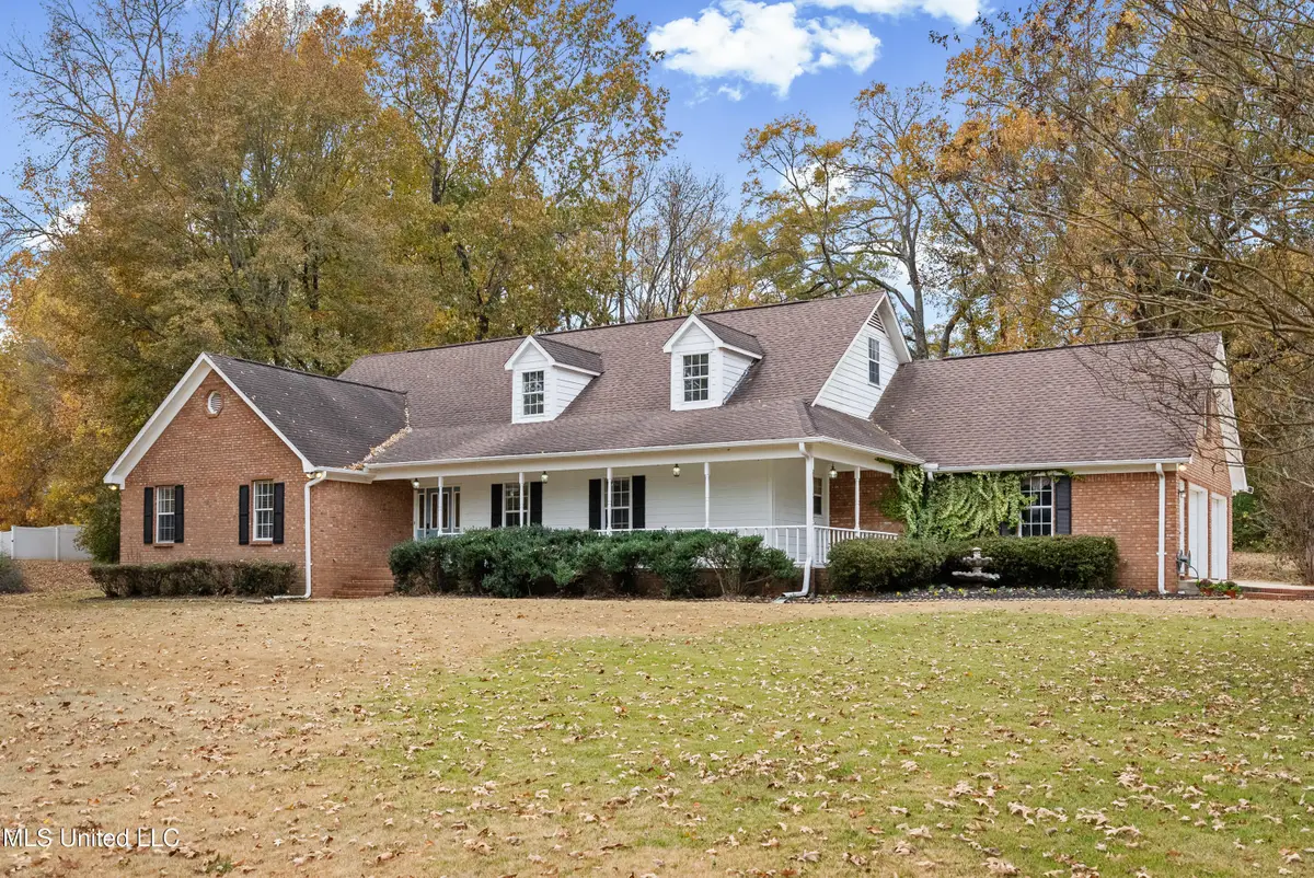 106 Oakwood Drive, Senatobia, MS 38668 - #1