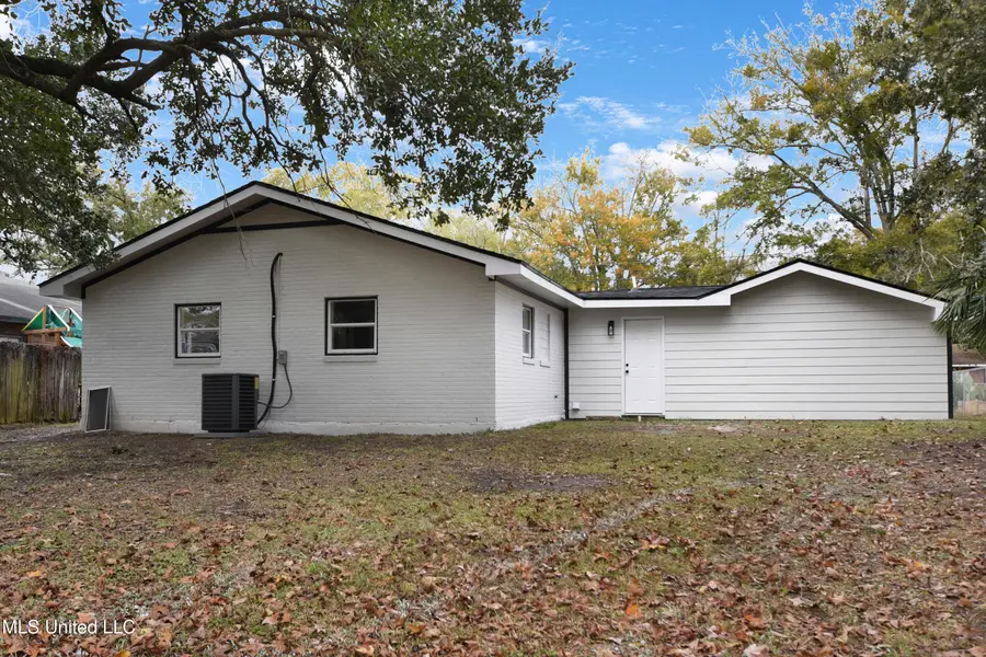 2424 Jackson Avenue, Pascagoula, MS 39567 - Image #2