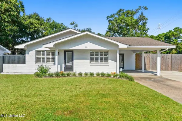 201 Walnut Drive, Ocean Springs, MS 39564