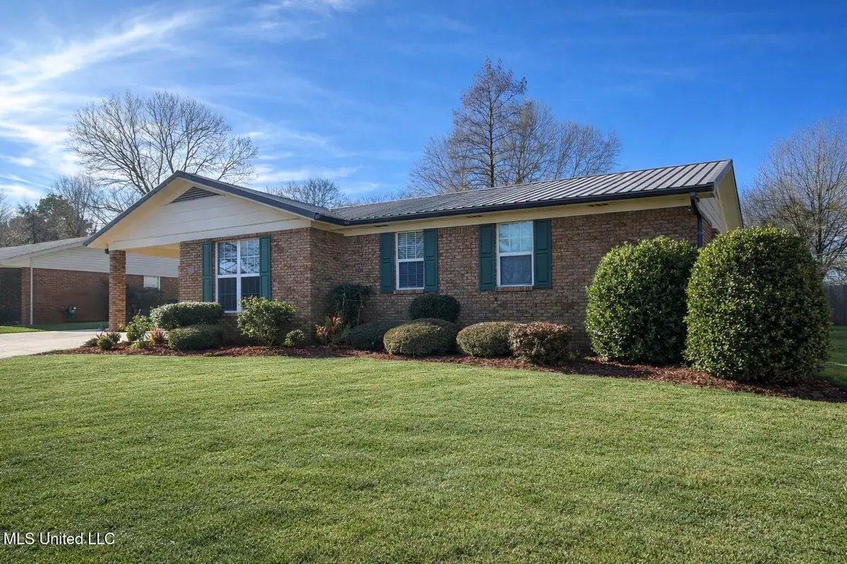 2049 Oakhurst Drive, Grenada, MS 38901 - Image #1