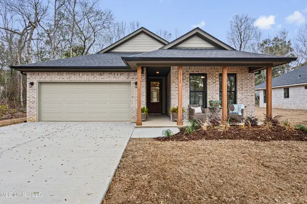 1712 Pelican Avenue, Ocean Springs, MS 39564