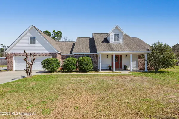 628 N Central Avenue, Waveland, MS 39576