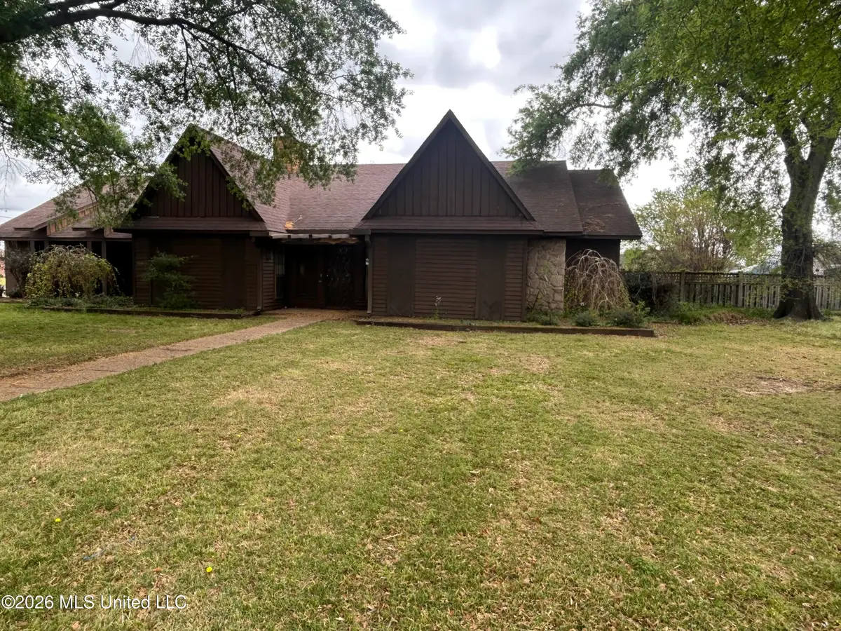 628 S Aubrey Circle, Greenwood, MS 38930 - #1