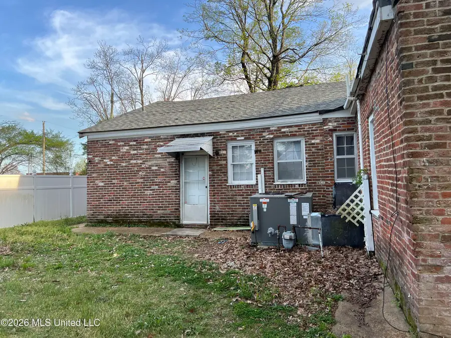 201 S Center Street, Holly Springs, MS 38635 - #3