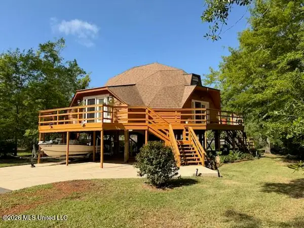9017 W Simmons Circle, Ocean Springs, MS 39564