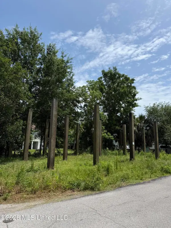 135 W Railroad Street, Pass Christian, MS 39571