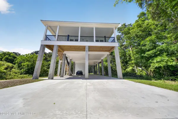 5195 Pointset Avenue, Bay Saint Louis, MS 39520