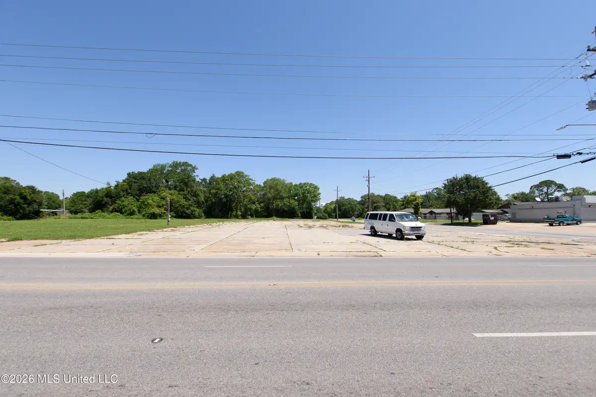 2003 E Chicot Street, Pascagoula, MS 39581 - #1