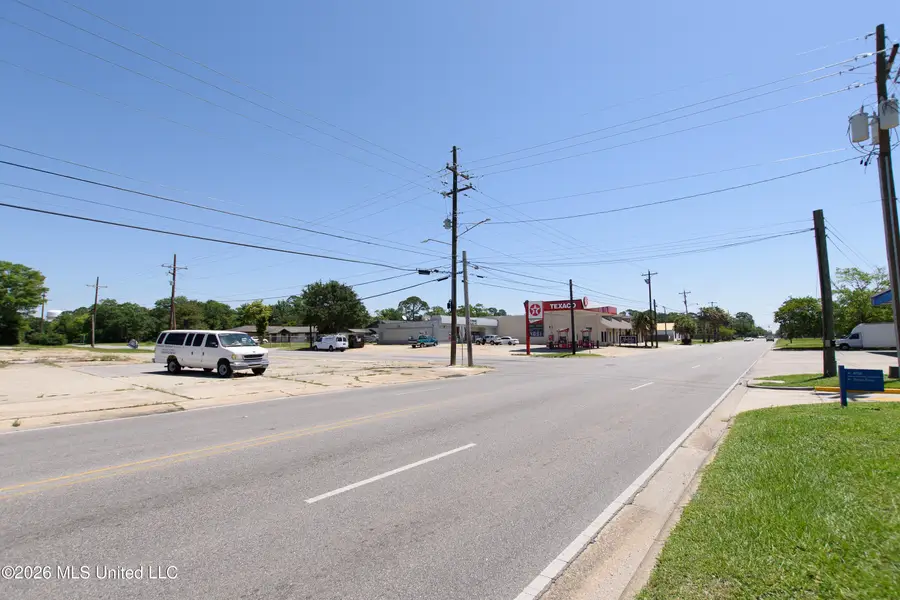2003 E Chicot Street, Pascagoula, MS 39581 - #3