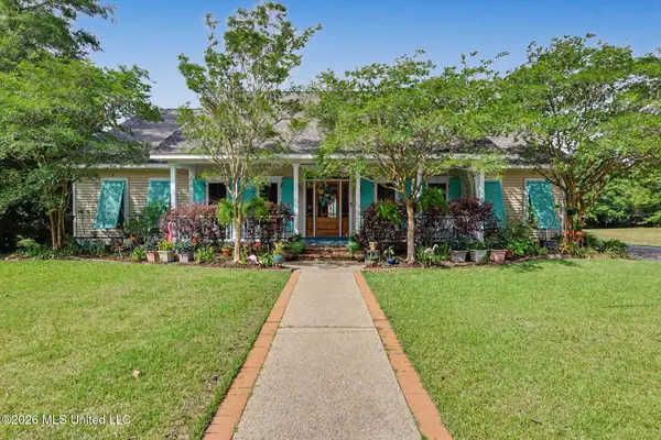 129 Lakewood Drive, Waveland, MS 39576