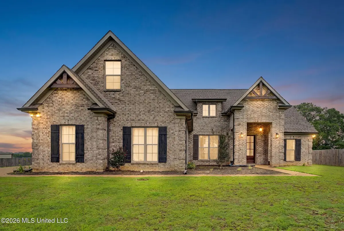 307 Garrison Drive, Senatobia, MS 38668 - #1