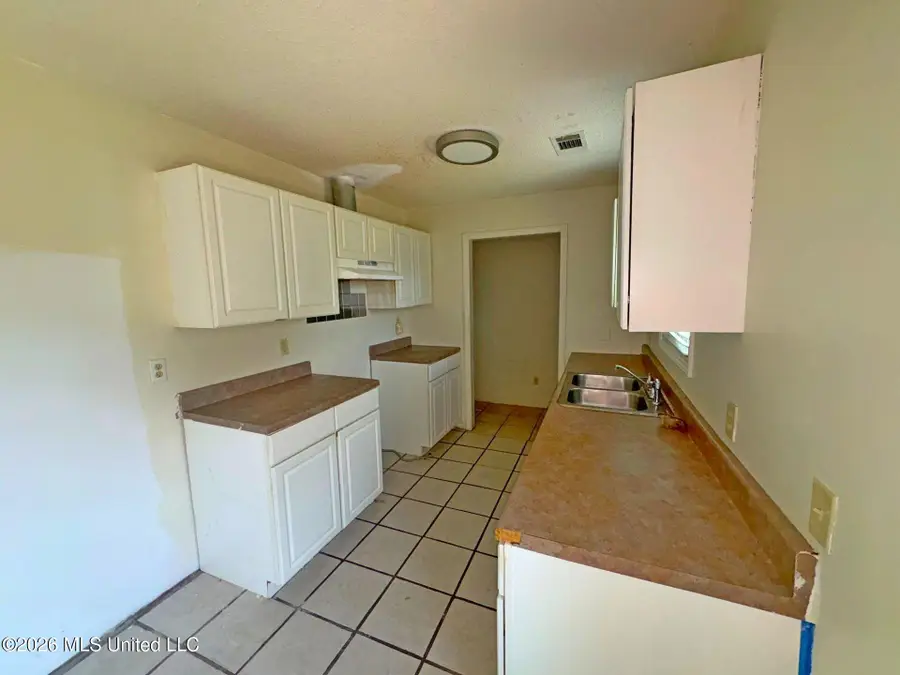 911 Edwards Street, Leland, MS 38756 - #2