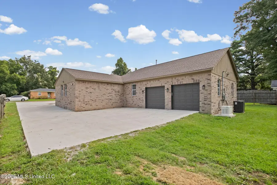 709 Coleman Avenue, Holly Springs, MS 38635 - #2