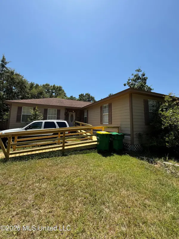 5801 Center Street, Ocean Springs, MS 39564