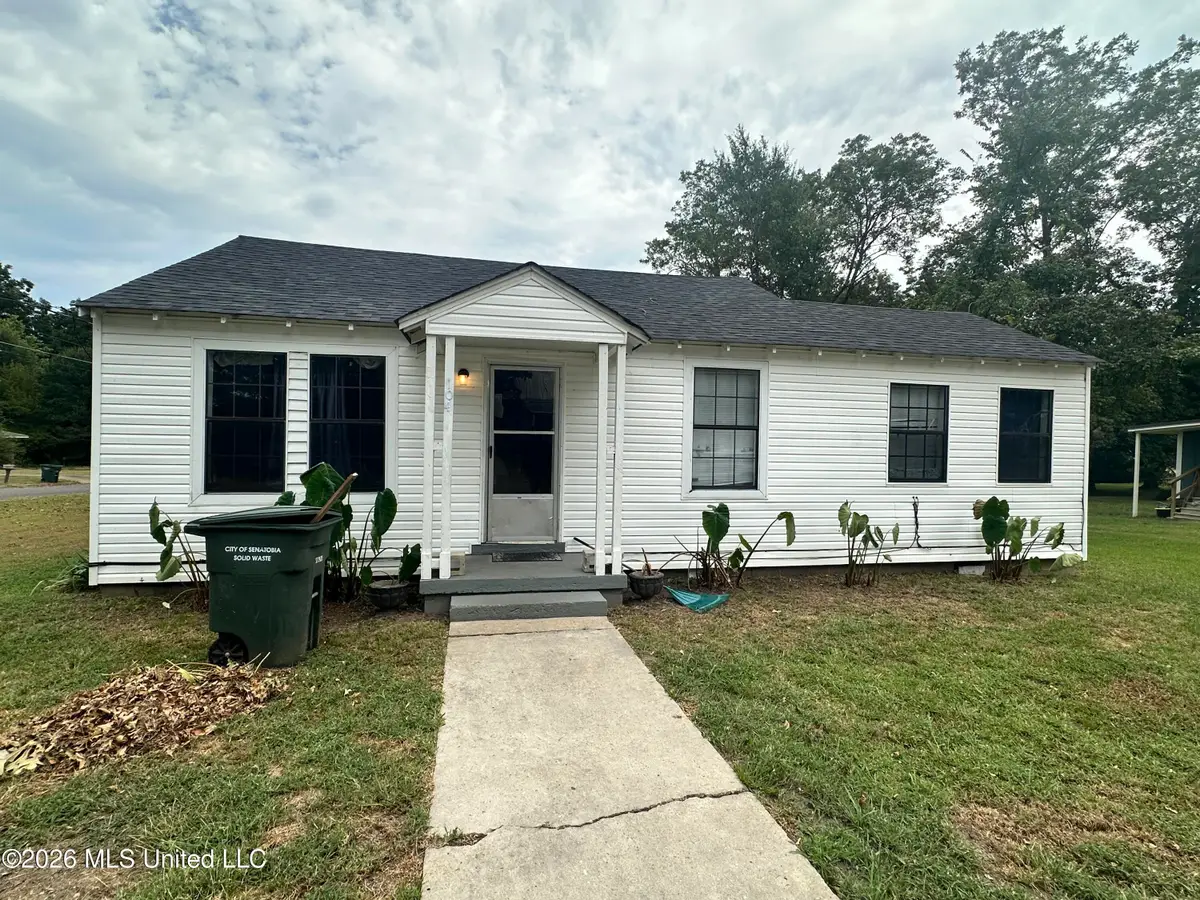 104 Line Street, Senatobia, MS 38668 - #1
