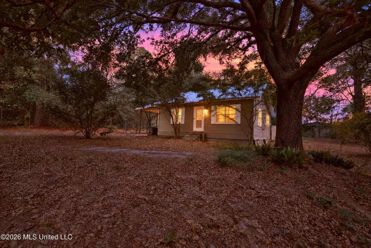 1006 W Hinton Avenue, Lumberton, MS 39455 - #1