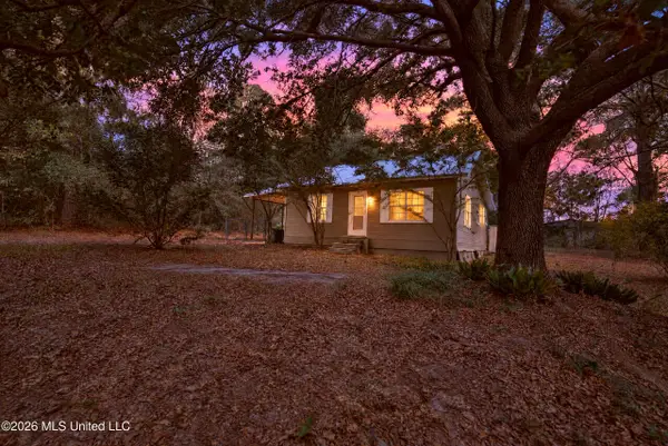 1006 W Hinton Avenue, Lumberton, MS 39455