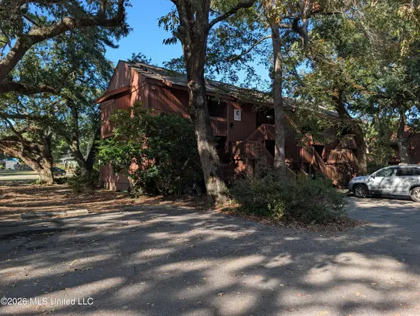 121 Lakeside Villa, Diamondhead, MS 39525