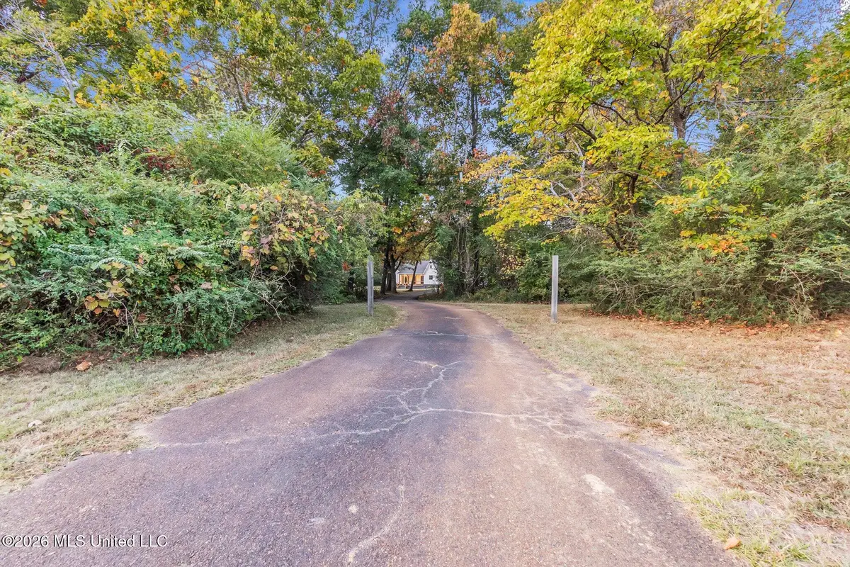 1038 W Oak Grove Road, Hernando, MS 38632 - #1