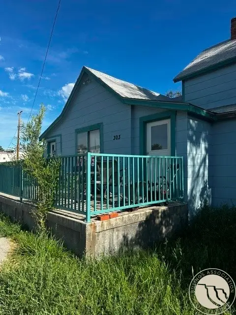 303 E 1st Street E, Roundup, MT 59072