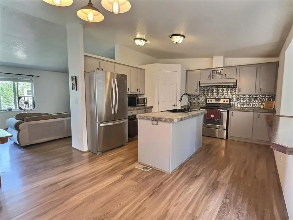 219 3rd Avenue Se, Cut Bank, MT 59427 - Image #1