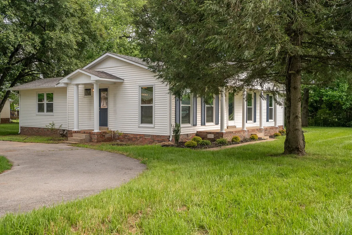 802 Daniel Dr, Lawrenceburg, TN 38464 - Image #1