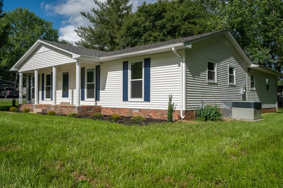 802 Daniel Dr, Lawrenceburg, TN 38464 - Image #2