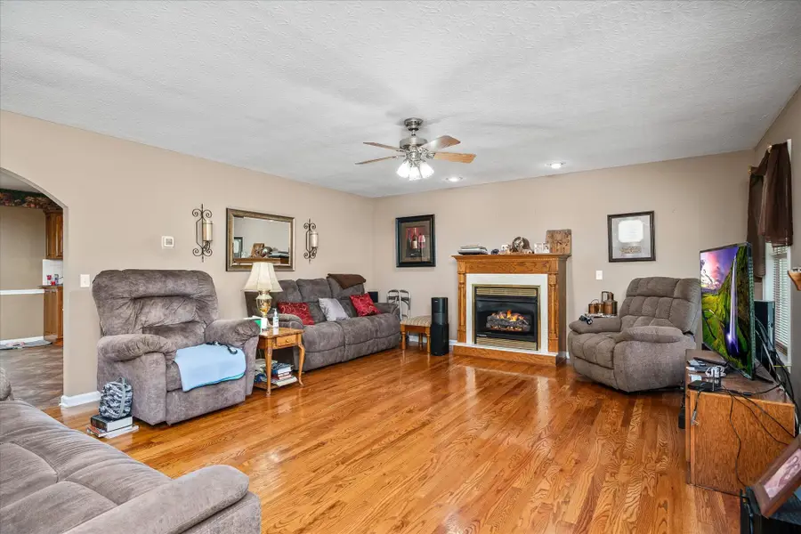 615 Fox Run Ln, Lafayette, TN 37083 - Image #2