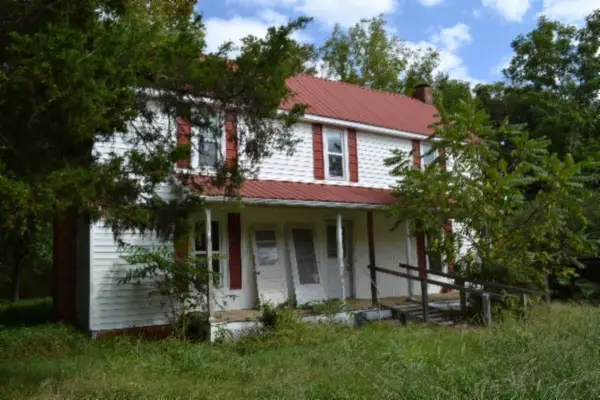 1046 Livingston Hwy, Byrdstown, TN 38549