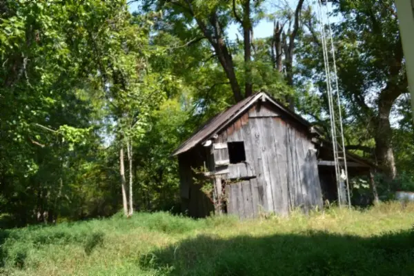 1046 Livingston Hwy, Byrdstown, TN 38549