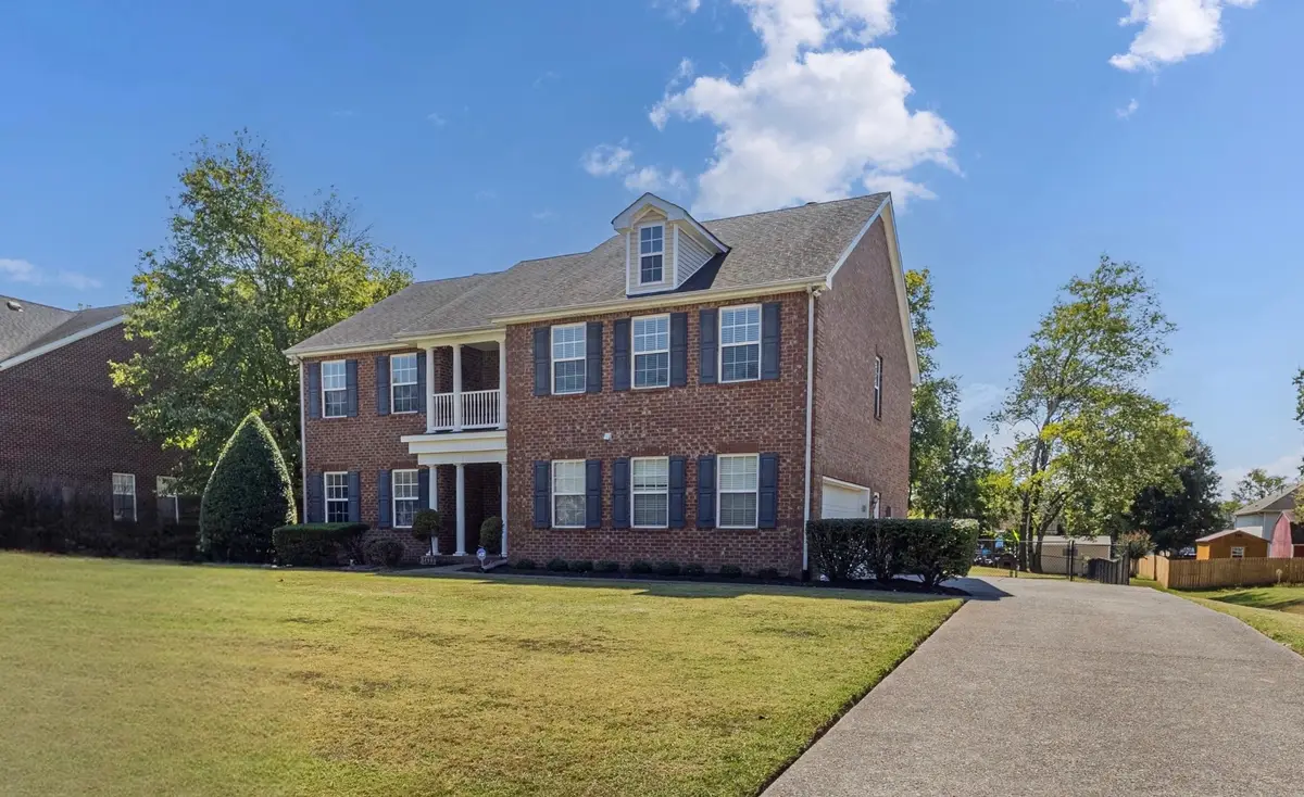 1405 Stone Creek Dr, Gallatin, TN 37066 - #1