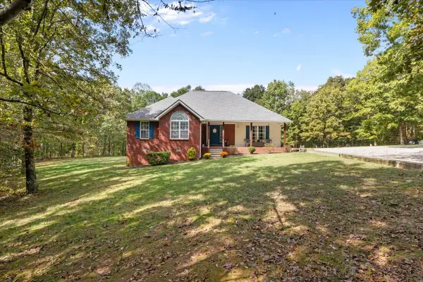 210 Th Hooper Ln, Mc Ewen, TN 37101