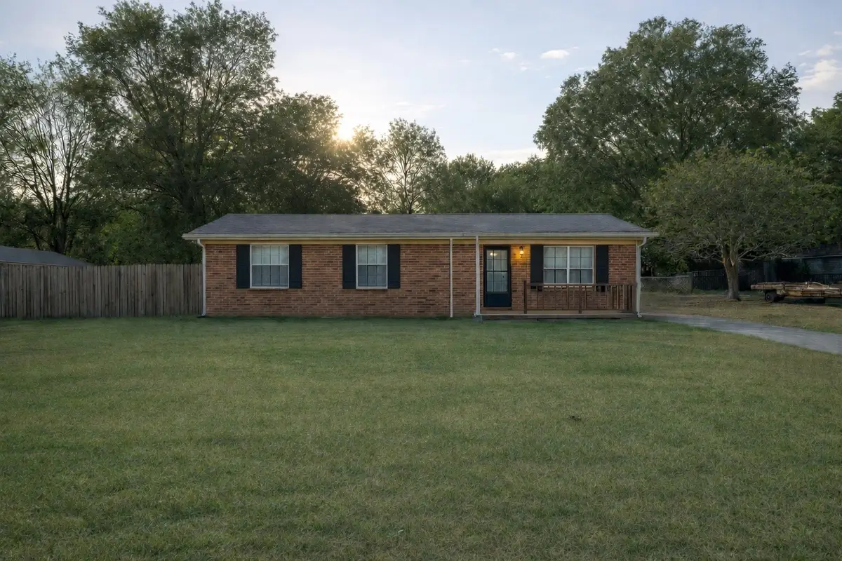 554 Roselawn Dr, Clarksville, TN 37042 - Image #1