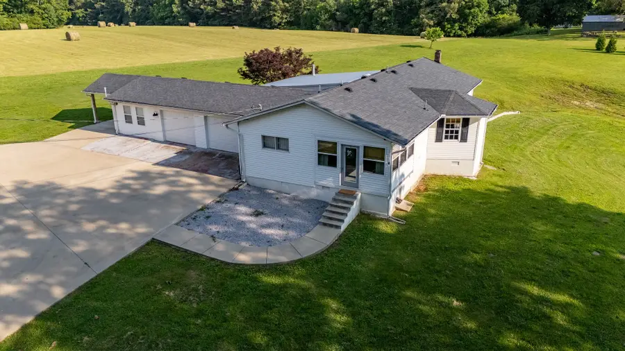 876 W Point Rd, Lawrenceburg, TN 38464 - Image #2