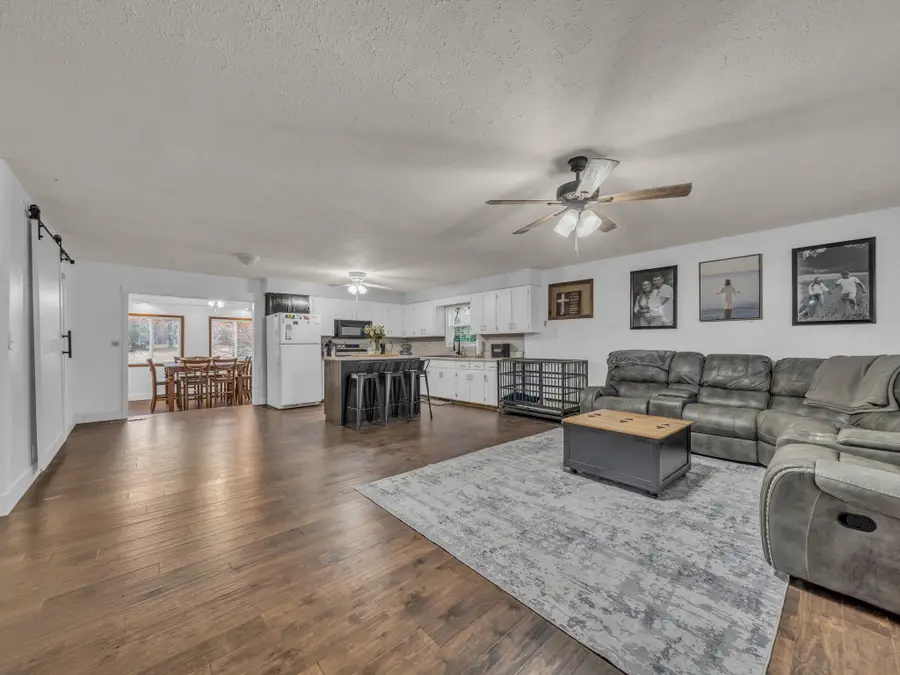 4055 Erin Rd, Mc Ewen, TN 37101 - Image #3