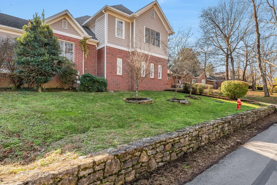 1207 Grandview Dr, Nashville, TN 37215 - Image #3