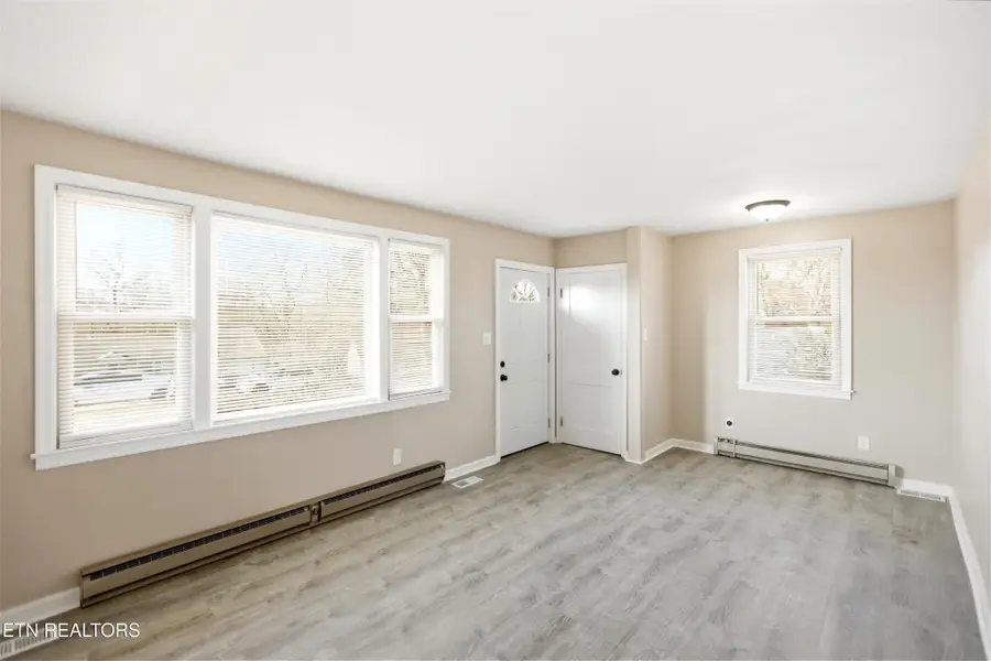 407 Oakcrest Rd, Knoxville, TN 37912 - Image #2