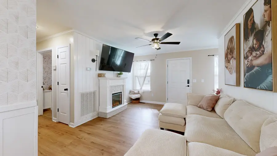 1016 Deerfield Dr, Chapmansboro, TN 37035 - Image #2