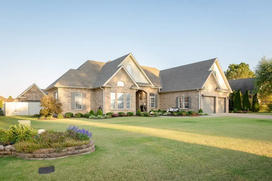 282 Plantation Springs Dr, Florence, AL 35630 - #2