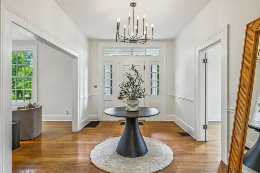 2126 Sharondale Dr, Nashville, TN 37215 - Image #2