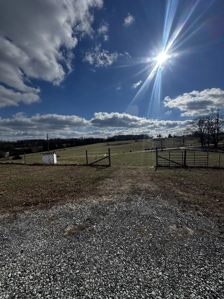 104 B V Young Rd, Westmoreland, TN 37186 - Image #2