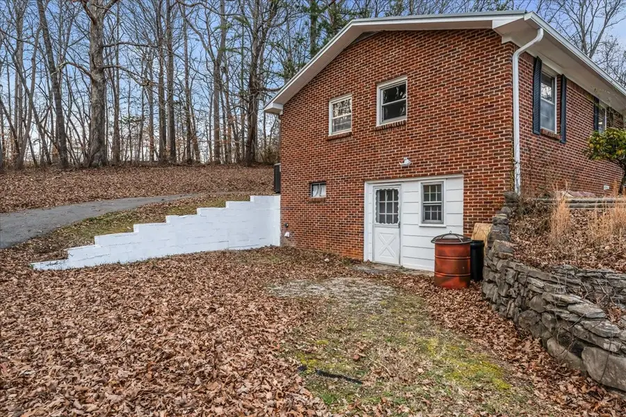 218 Lakeshore Dr, McMinnville, TN 37110 - #3