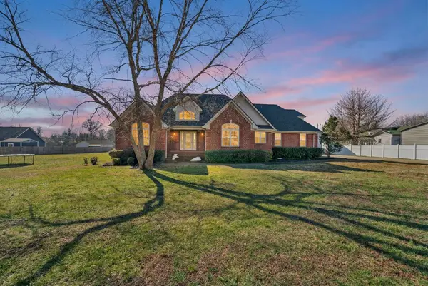 69 College Ct, Mc Ewen, TN 37101