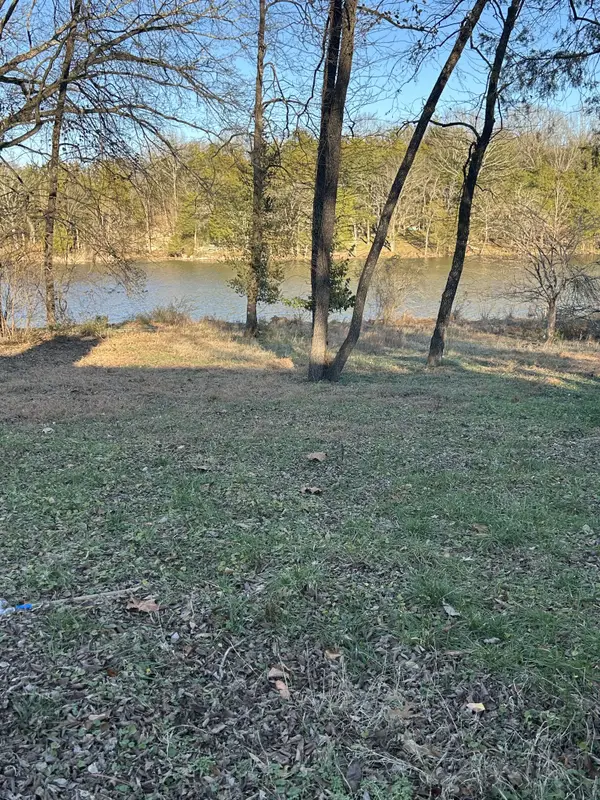 425 Lakeshore Dr, Old Hickory, TN 37138